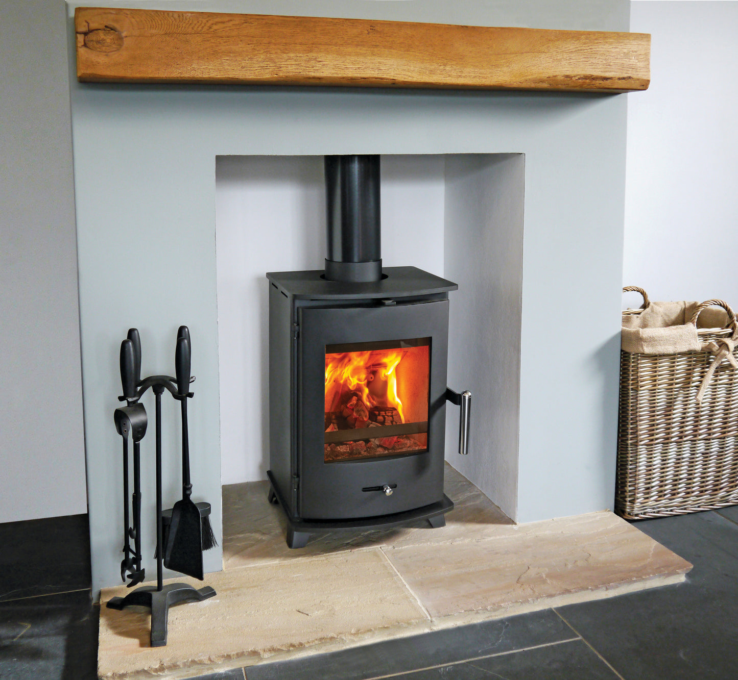 Pevex Newbourne 35FS Ecodesign wood-burning stove with black finish and glass door