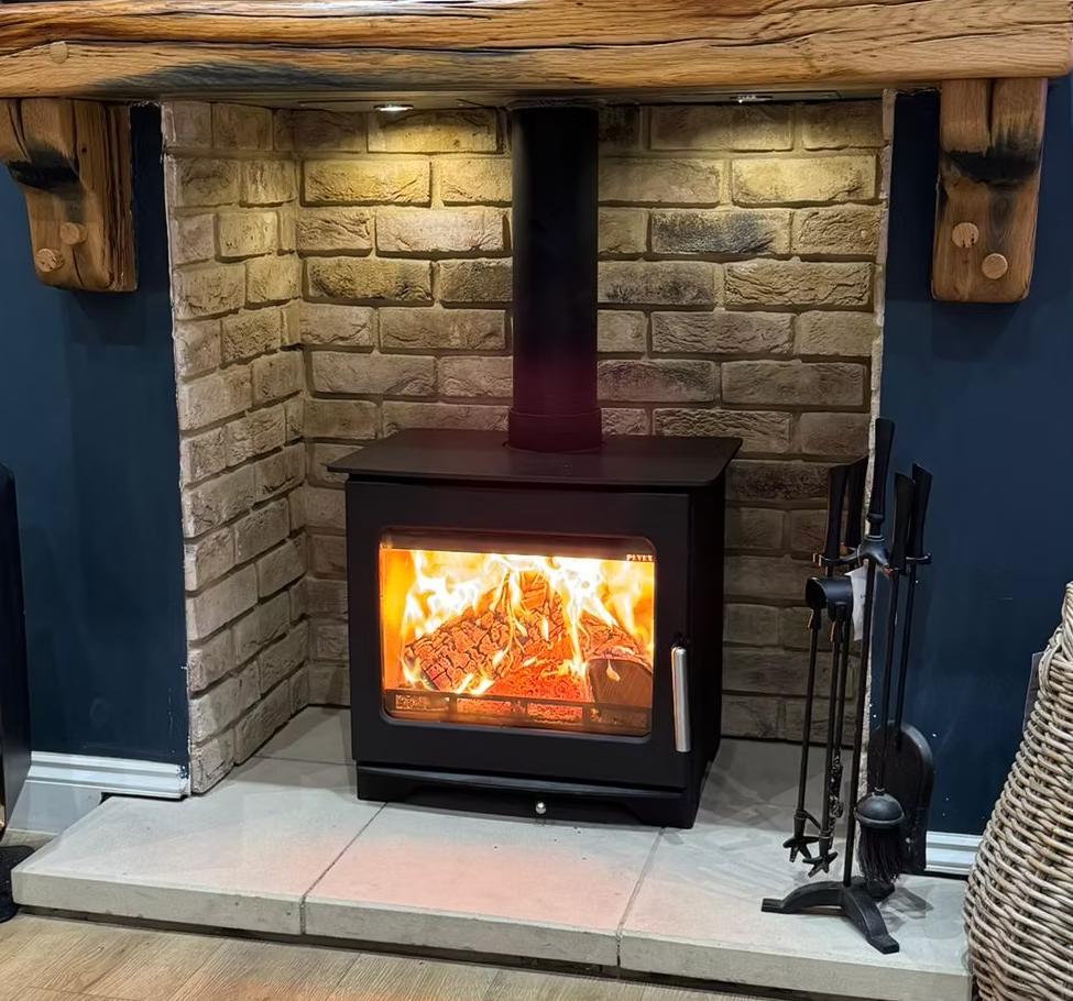 Pevex Woodbridge 5 wood-burning stove with black finish and cast iron door