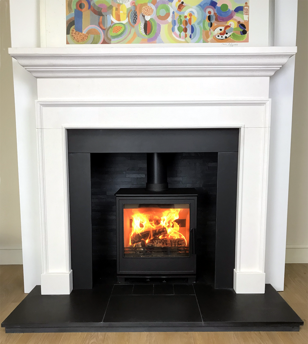 Pevex Deben M Medium wood-burning stove with black finish and glass door